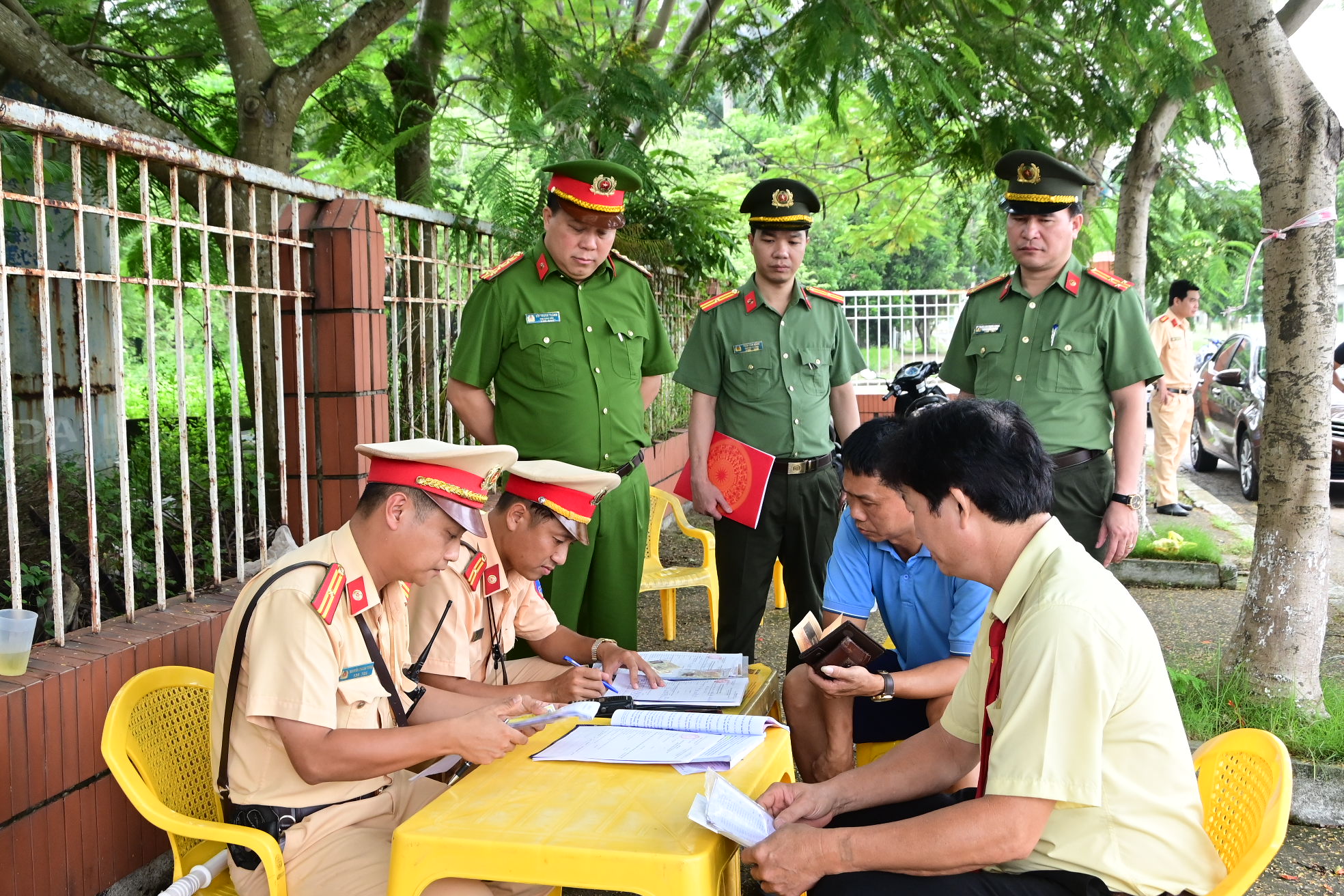 Xử lý hơn 700 trường hợp xe ô tô kinh doanh vận tải khách và xe đầu kéo container vi phạm trật tự an toàn giao thông